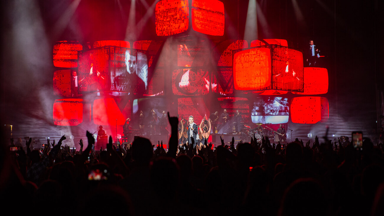 Robbie Williams rocks AAMI Park to kick off summer of entertainment